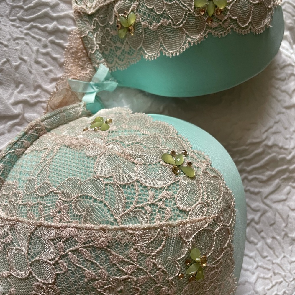 Very sexy aqua and creme color bra size 32DD